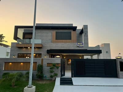 1 KANAL ELEGANT AND SLIGHTLY USED SUPER HOT LOCATED BUNGALOW IS AVAILABLE IN THE BEST BLOCK OF DHA LAHORE.