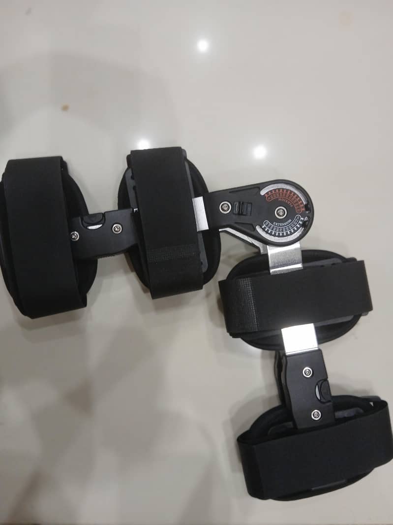 hinge knee brace 1