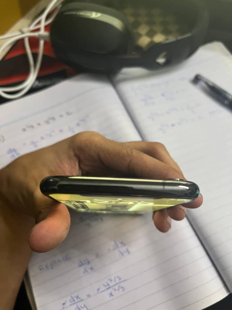 Apple iPhone X 4