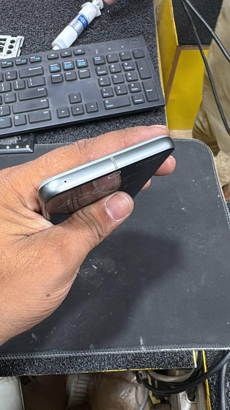 Google Pixel 8 4