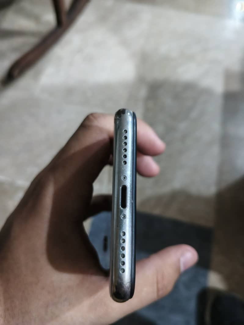 Apple iPhone X 4