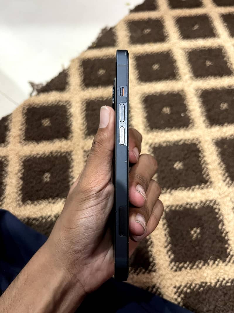 Apple iPhone 13 2