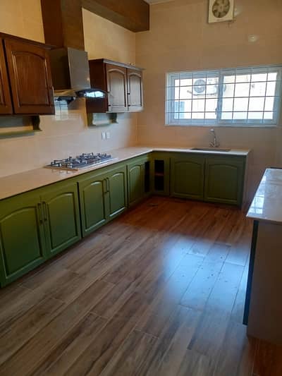 3 bedrooms and 3 bathrooms DD TV lounge kitchen