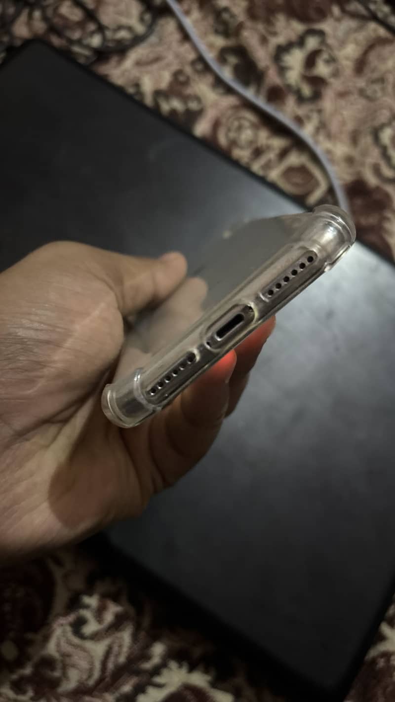 Apple iPhone X 4