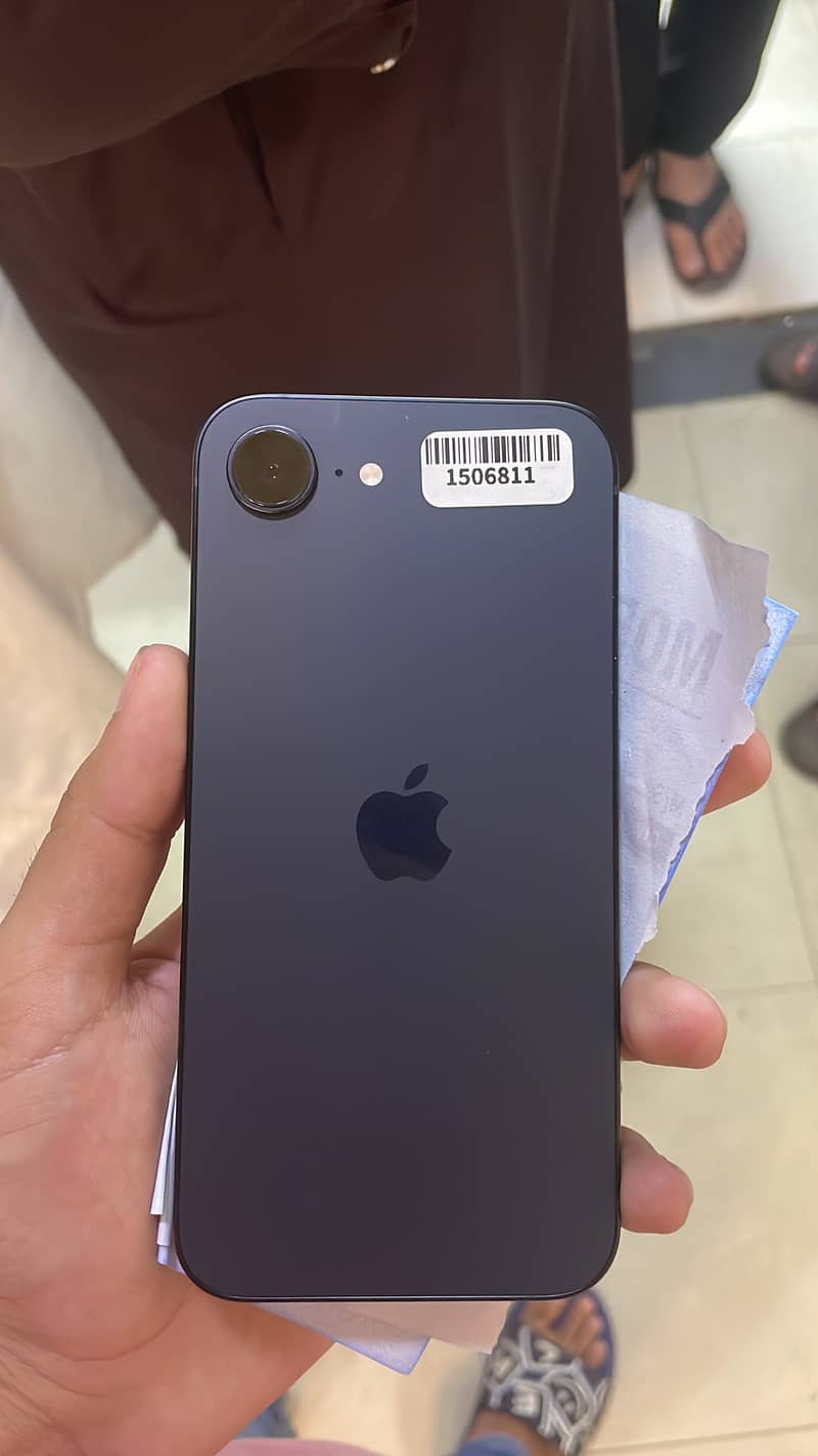 Apple iPhone 16e 1