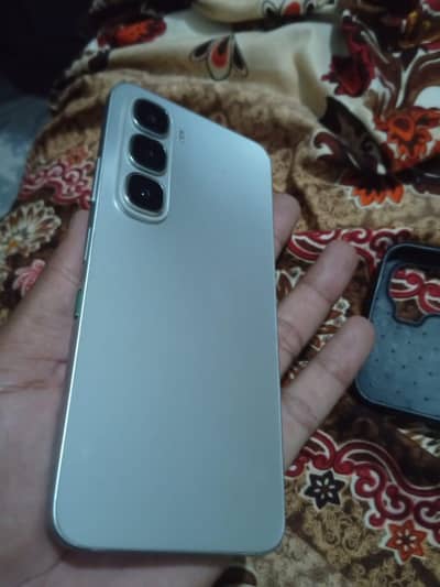 Infinix hot6i box nihe hai charge hai 2 3 month warranty hai