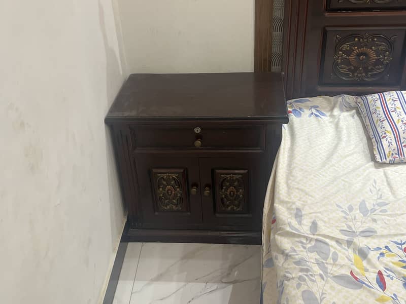 BED SET WITH SIDETABLES 4