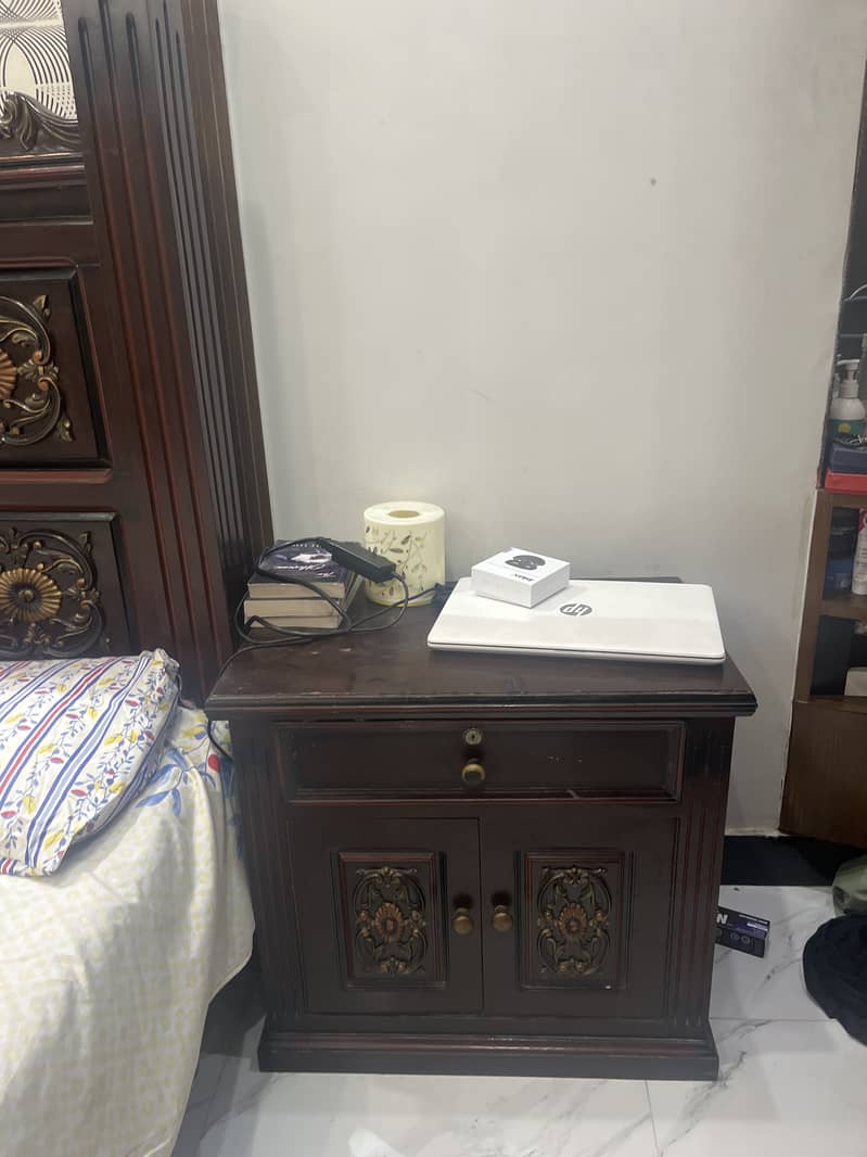 BED SET WITH SIDETABLES 5