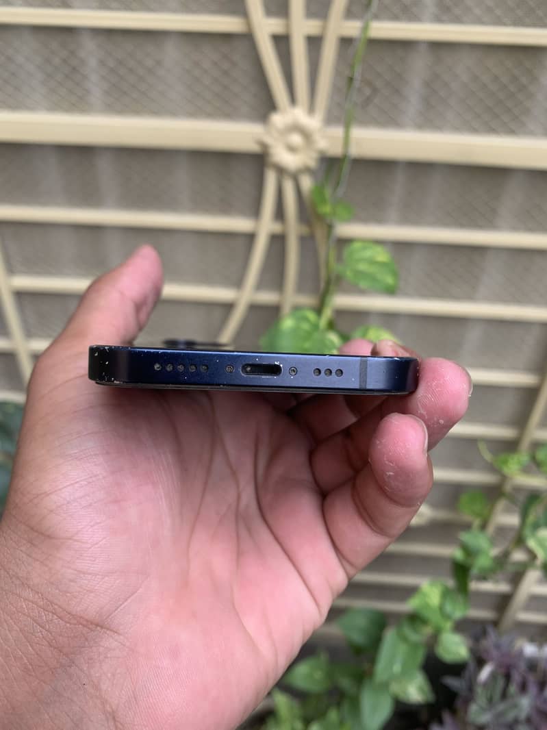 Apple iPhone 12 4