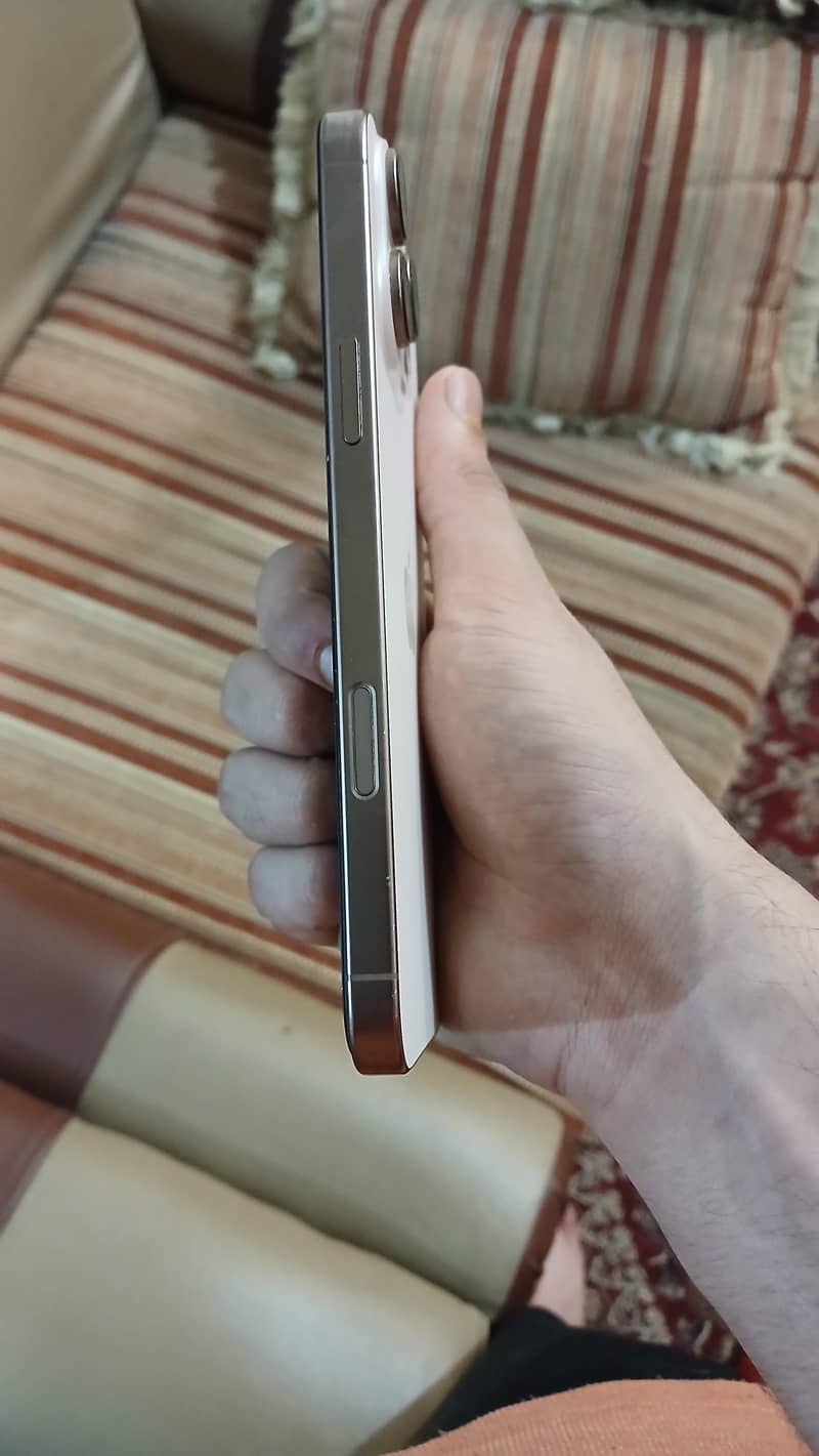 iPhone 16 Pro Max 1