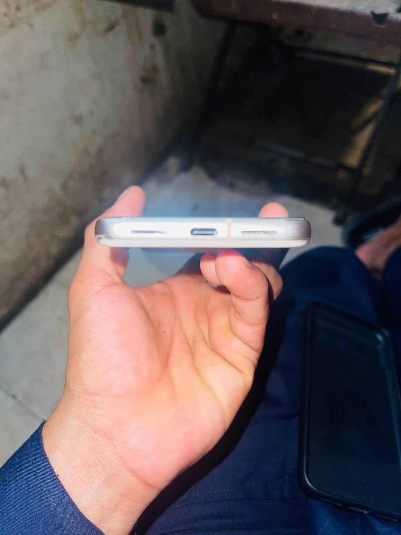 Google Pixel 8 4