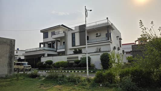 ​20 Marla Solar-Equipped & Furnished House – Park/Masjid Facing