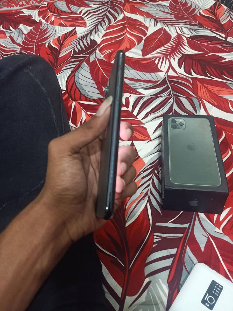 iPhone 11 Pro Max 4