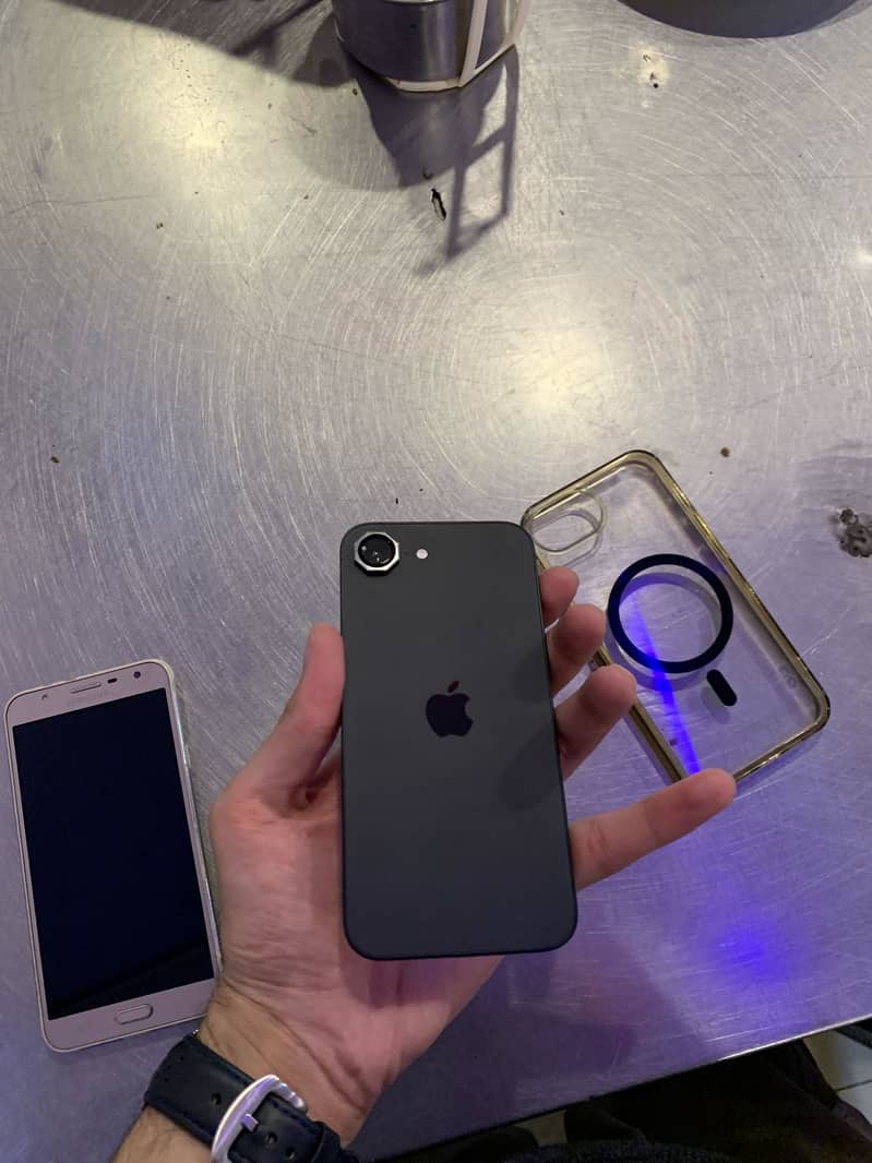iPhone 16e 1