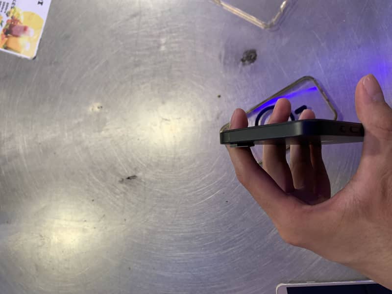iPhone 16e 3