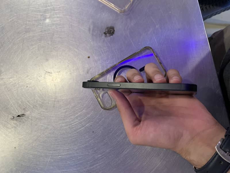 iPhone 16e 4