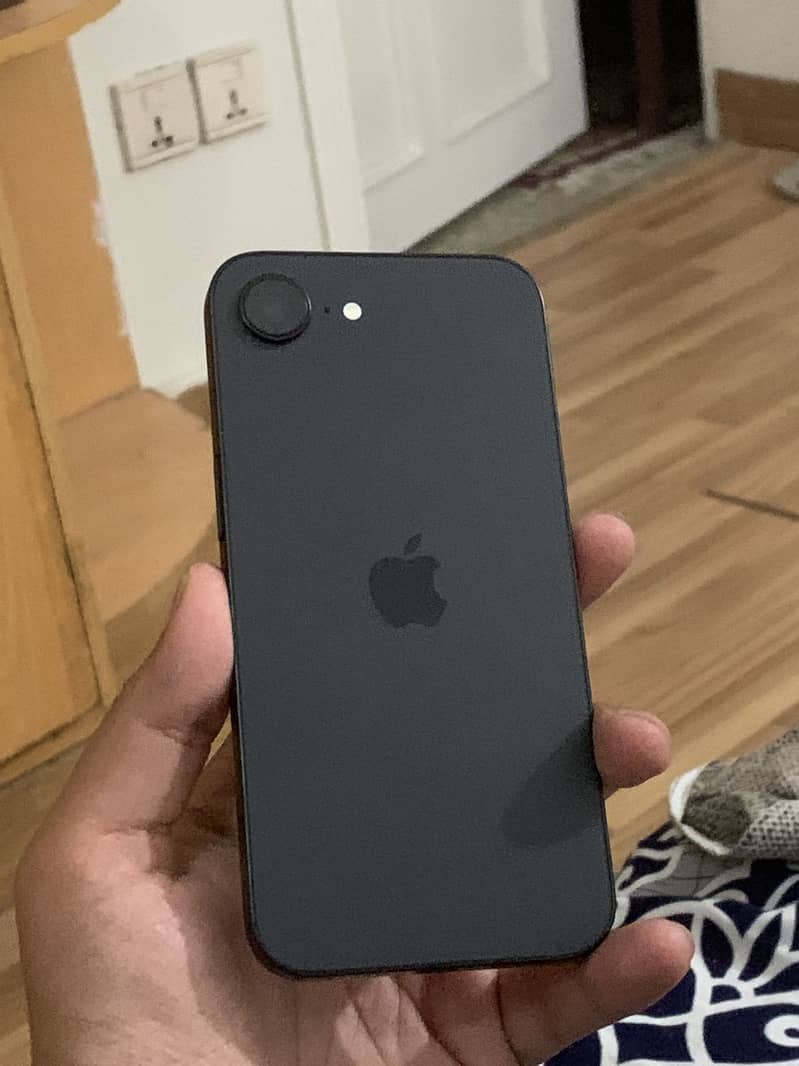 Apple iPhone 16e 0