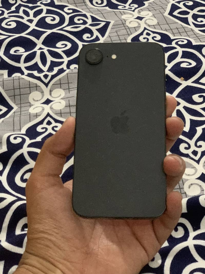 Apple iPhone 16e 3