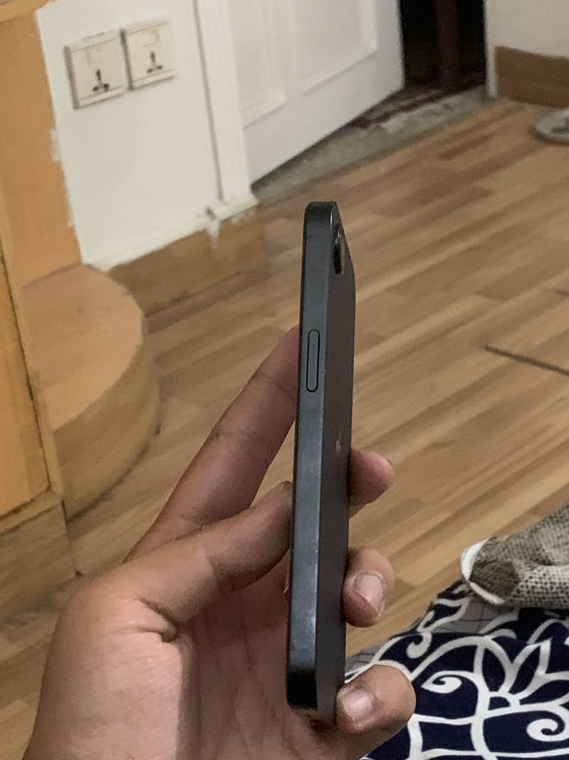 Apple iPhone 16e 4