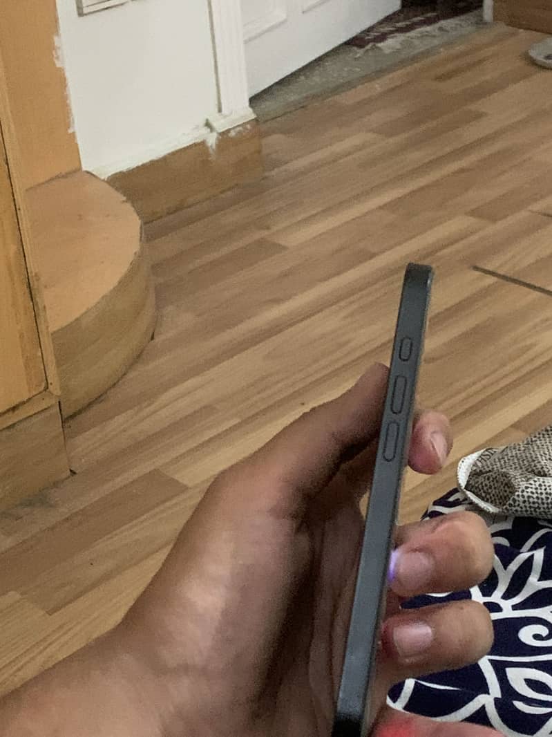 Apple iPhone 16e 5