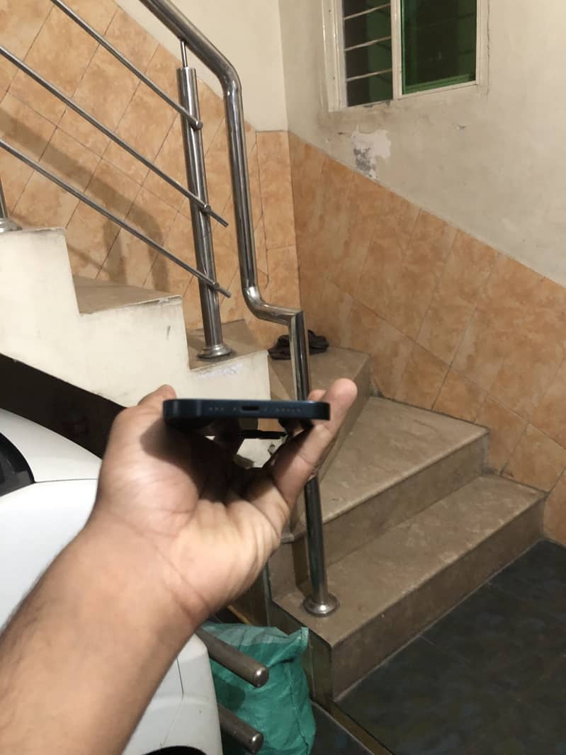 Apple iPhone 13 2