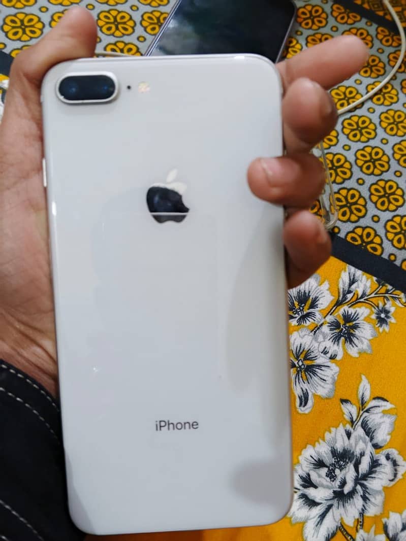 Apple iPhone 8 Plus 3