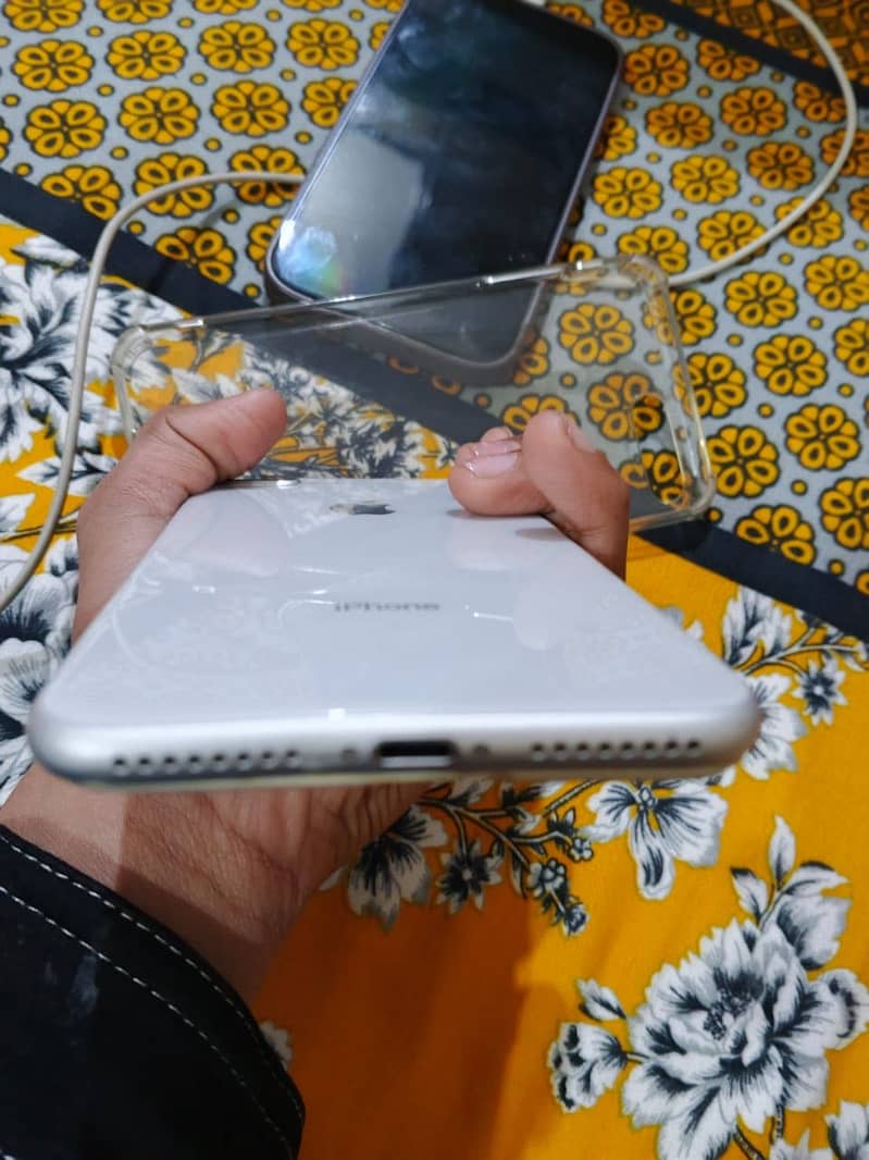 Apple iPhone 8 Plus 5