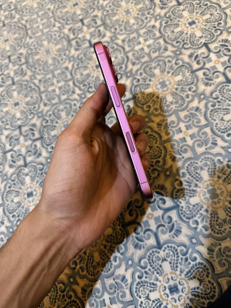Apple iPhone 16 3