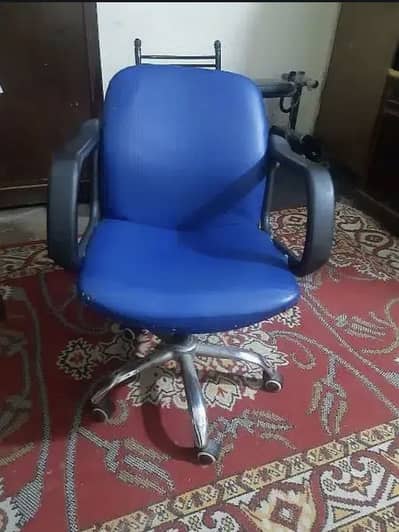Rolling Hydraulic Office Chair – Good Condition