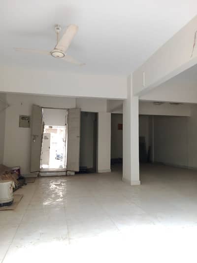 Ground shop Available for Rent 950 Sq feet plus 300 sq feet basement jami Commerciale