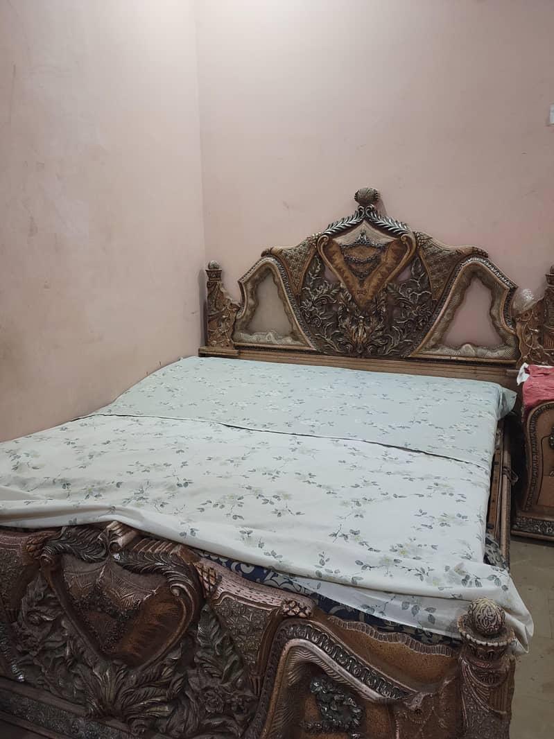 bed with 2 side tables 3