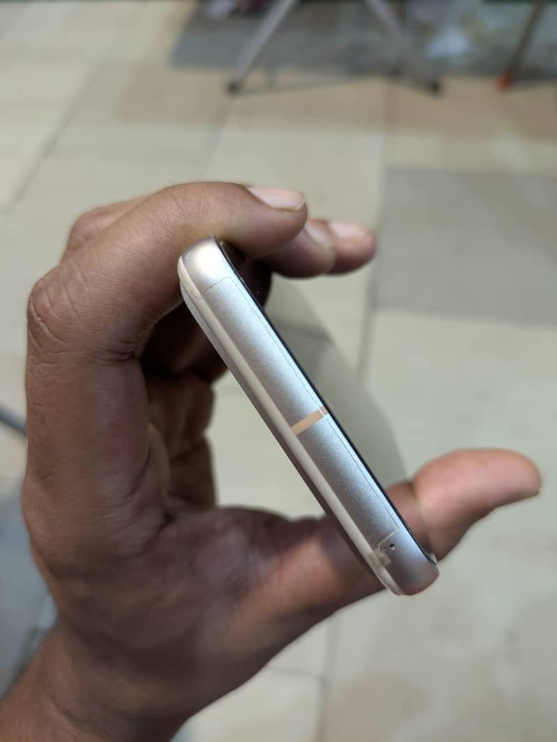 Google Pixel 8 4