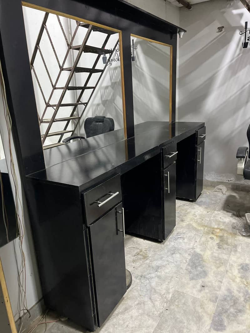 Polar Dressing table 1