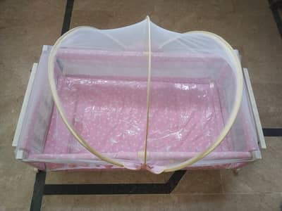 Baby cort plus swinging bed