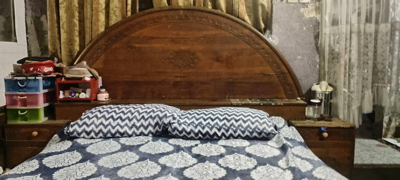 bed and dresing table 0