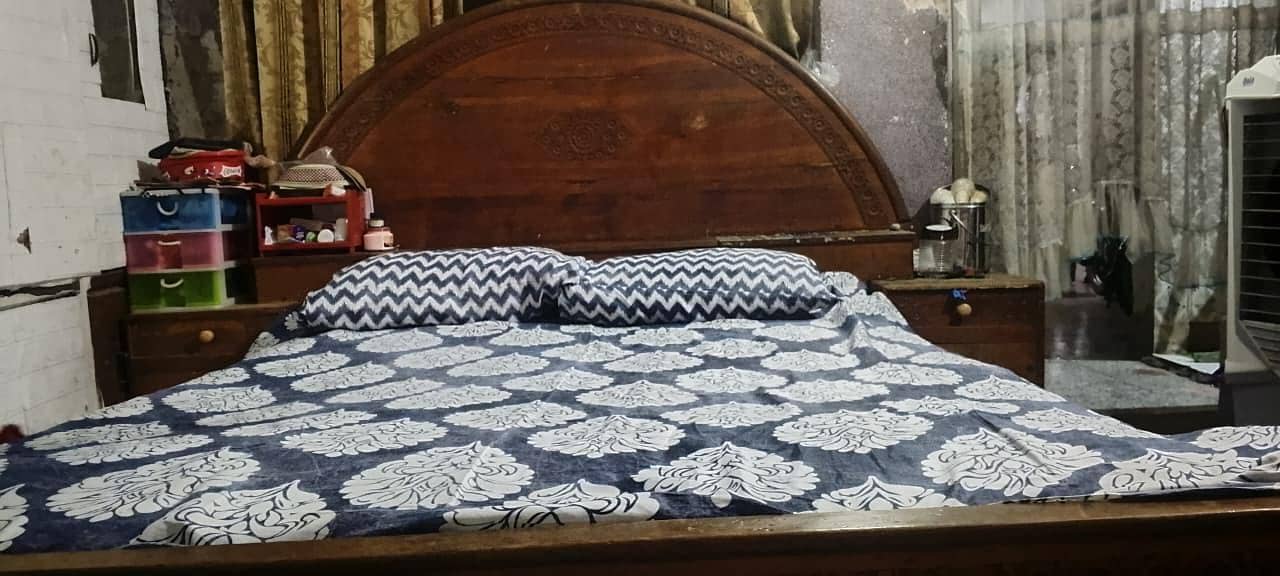 bed and dresing table 3