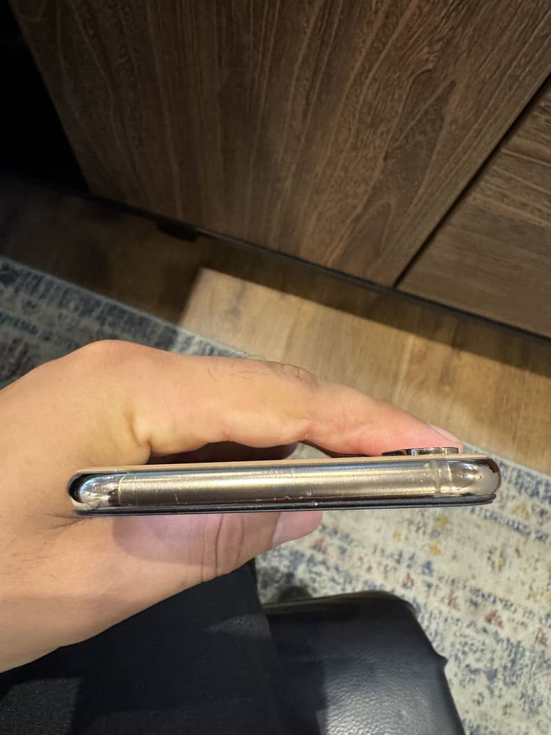 Apple iPhone XS Max 3