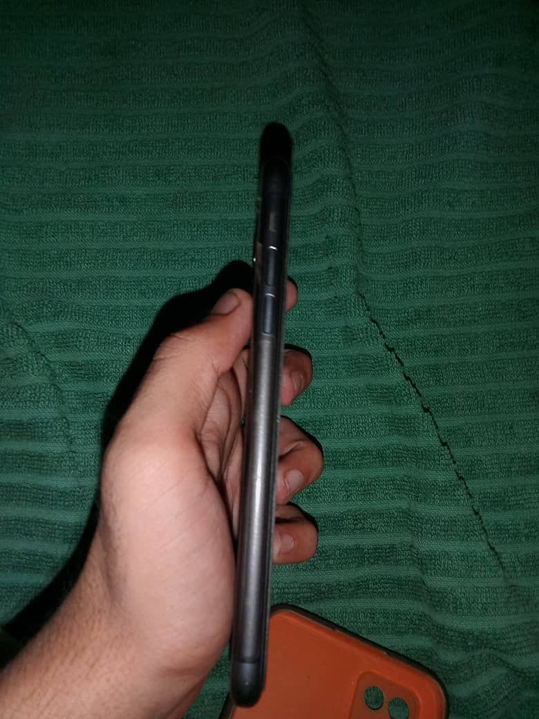 Apple iPhone 11 7
