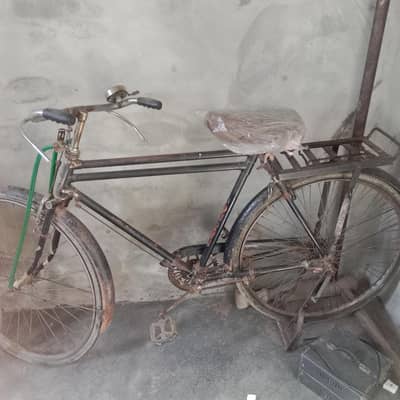 acchi halat ki bicycle hai aur bahut kam istemal Hui hai