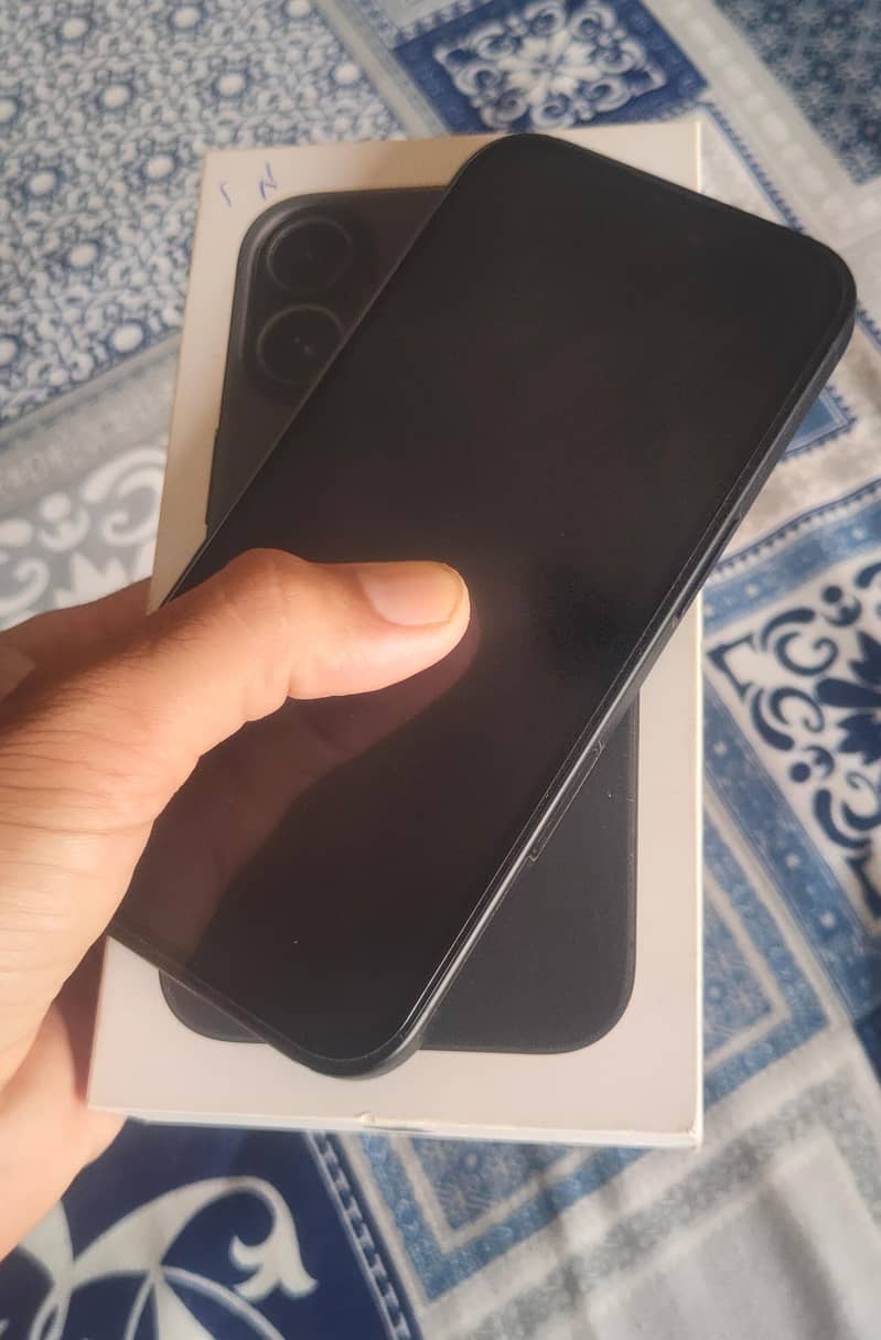 Apple iPhone 16 2