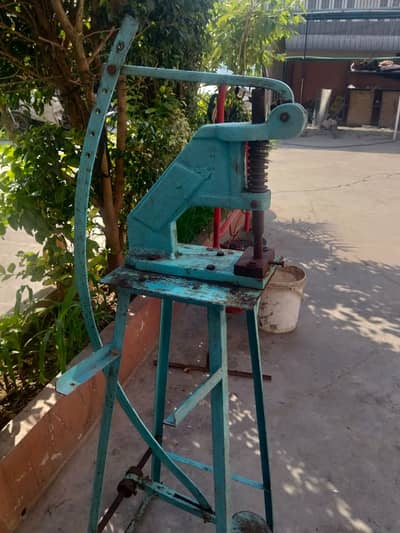 Eyelet press machine