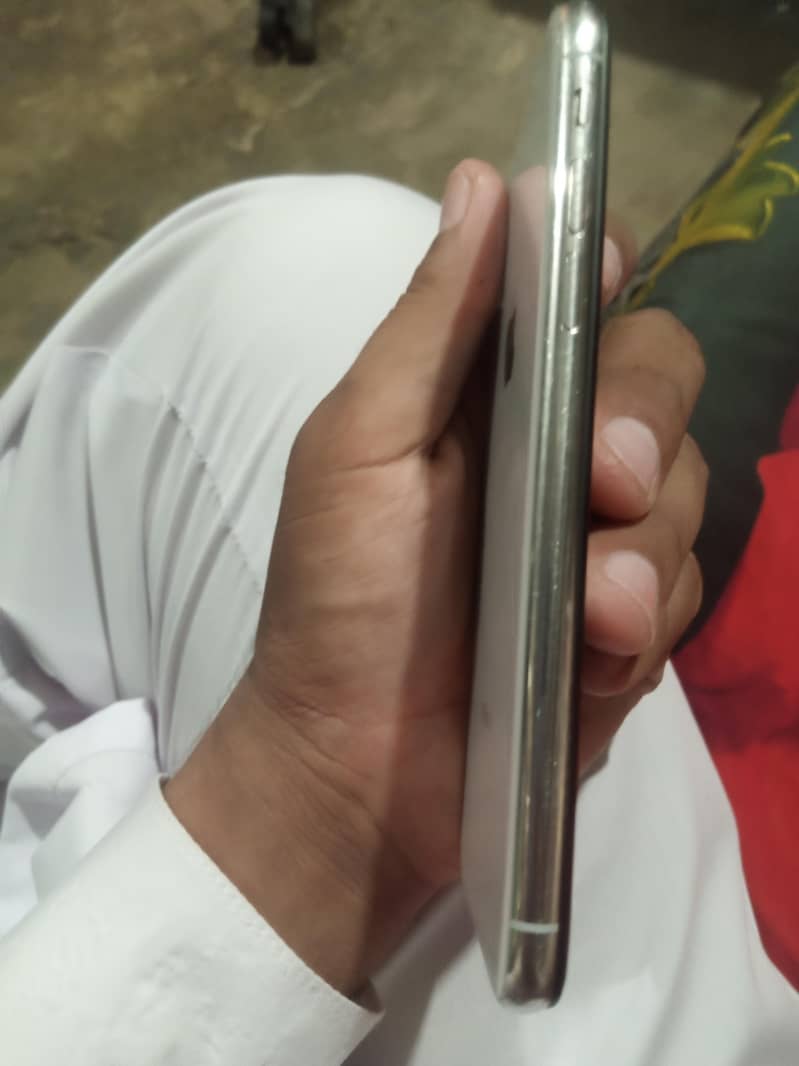 Apple iPhone X 4
