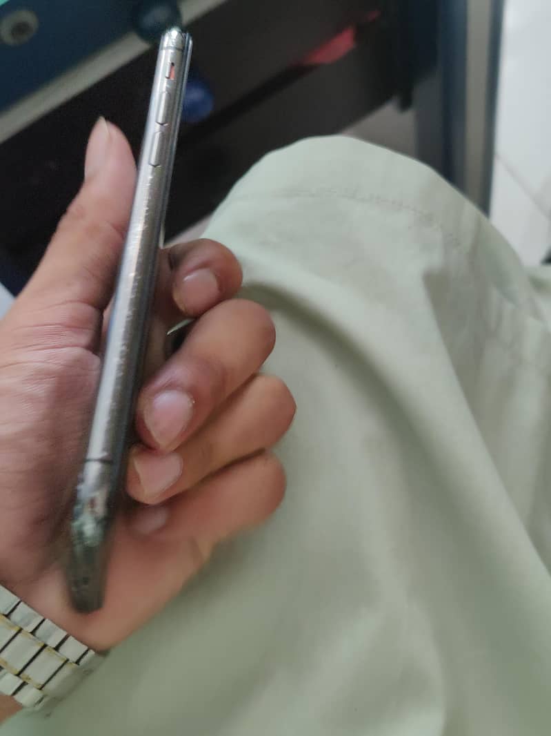 Apple iPhone X 4