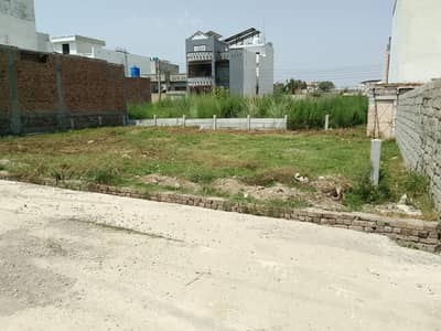 6 Marla plot for Sale in Model Town