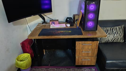 Preloved beautiful computer table 2.5 ft x 4 ft