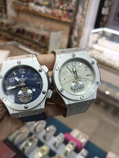 new  watches stock a1 years warenty daluvre all pakistan