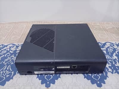 Xbox 360 + 4 Controllers + 32 Installed Games