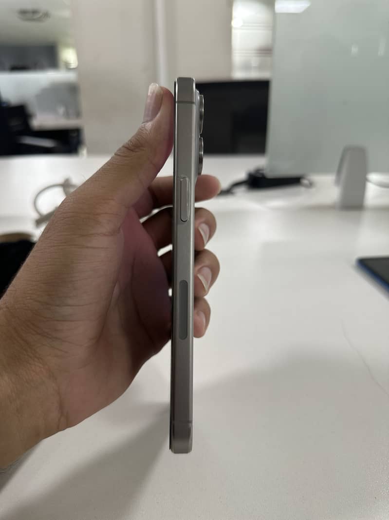 Apple iPhone 15 Pro Max 2