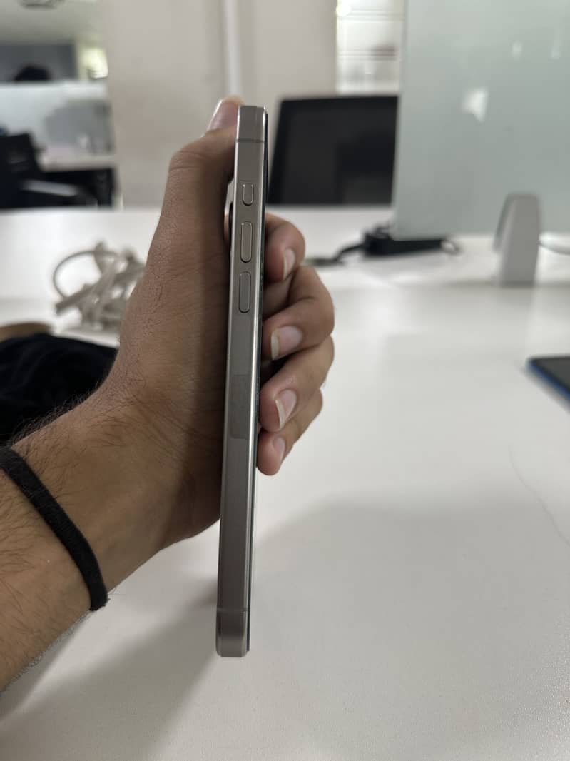 Apple iPhone 15 Pro Max 4