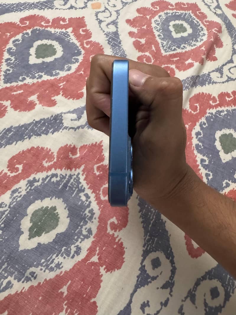 iPhone 13 4